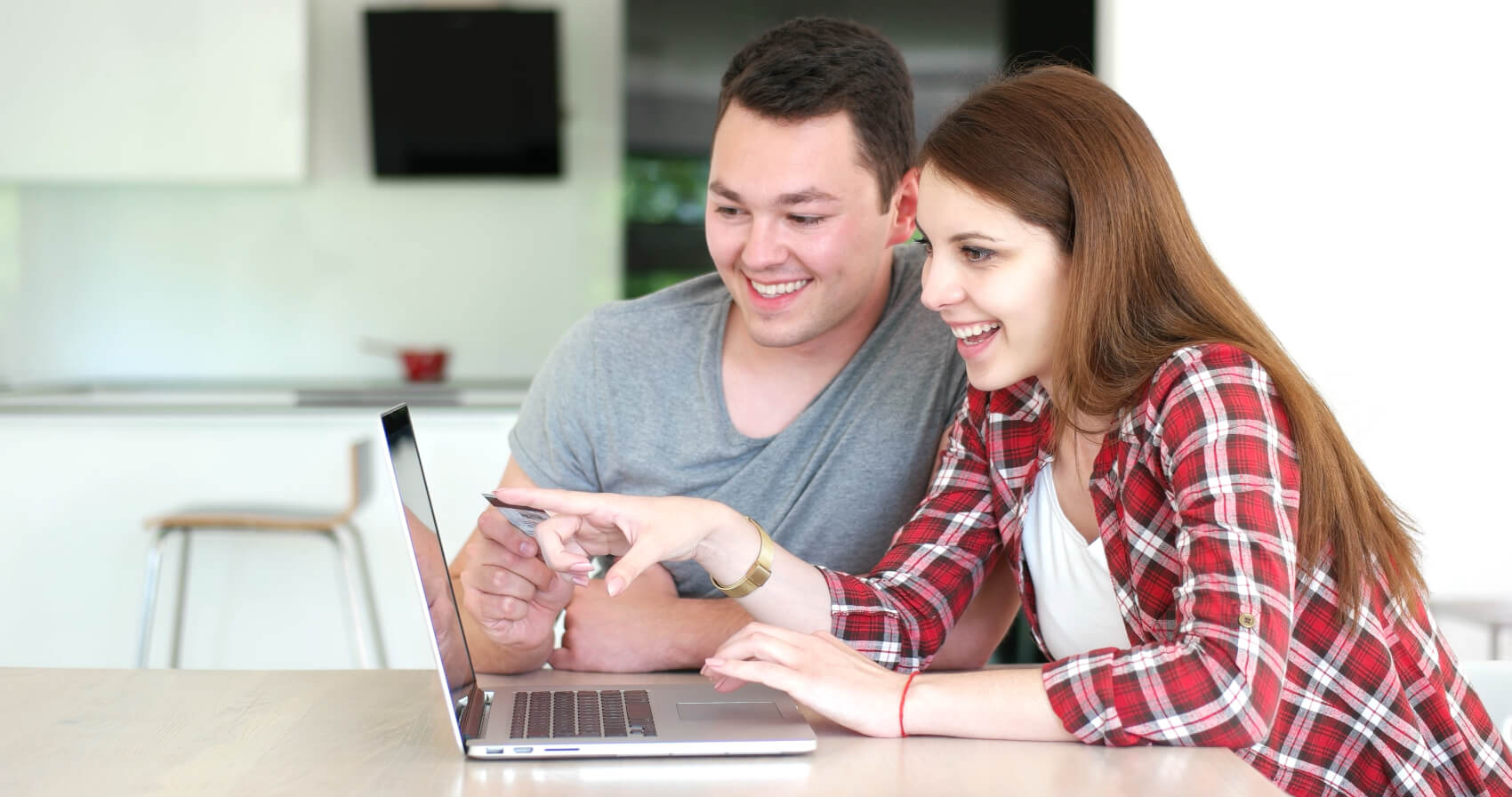 Pärchen-am-Laptop-beim-Vergleichen